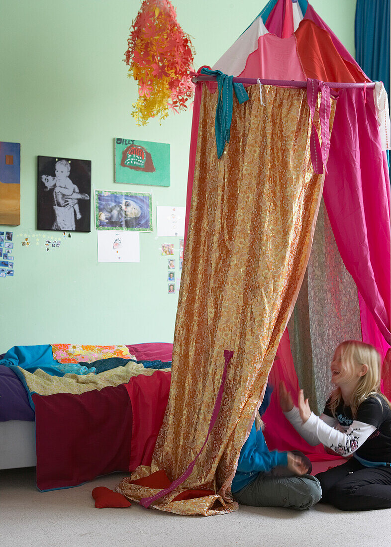 Kinderzimmer mit buntem Baldachin und Wanddekoration