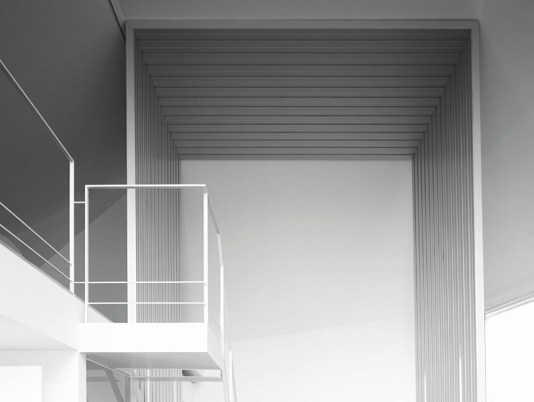 Raumabtrennung mit Treppenaufgang und Galerie