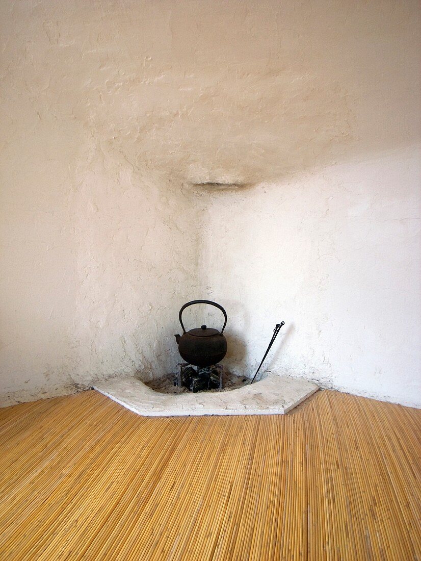 Wasserkessel auf der Feuerstelle in einem japanischen Teehaus