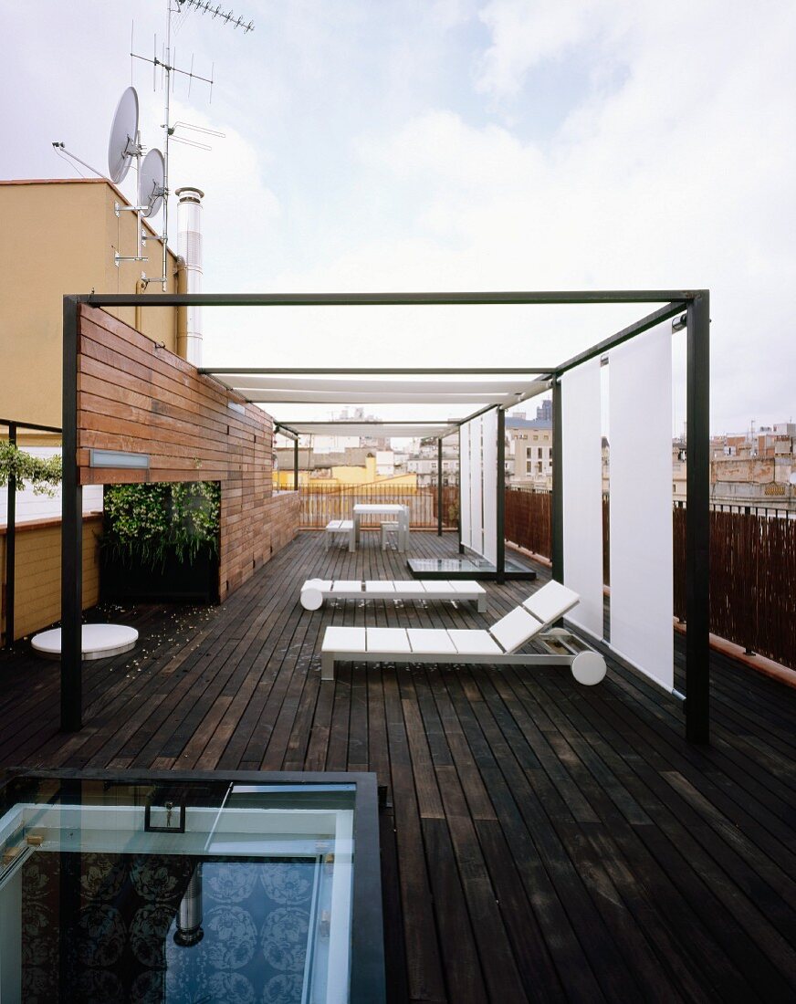 Moderne Terrasse mit Eingang durch verschiebbaren, gläsernen Dachausstieg und mit Terrassenmöbeln und Sonnenschutz