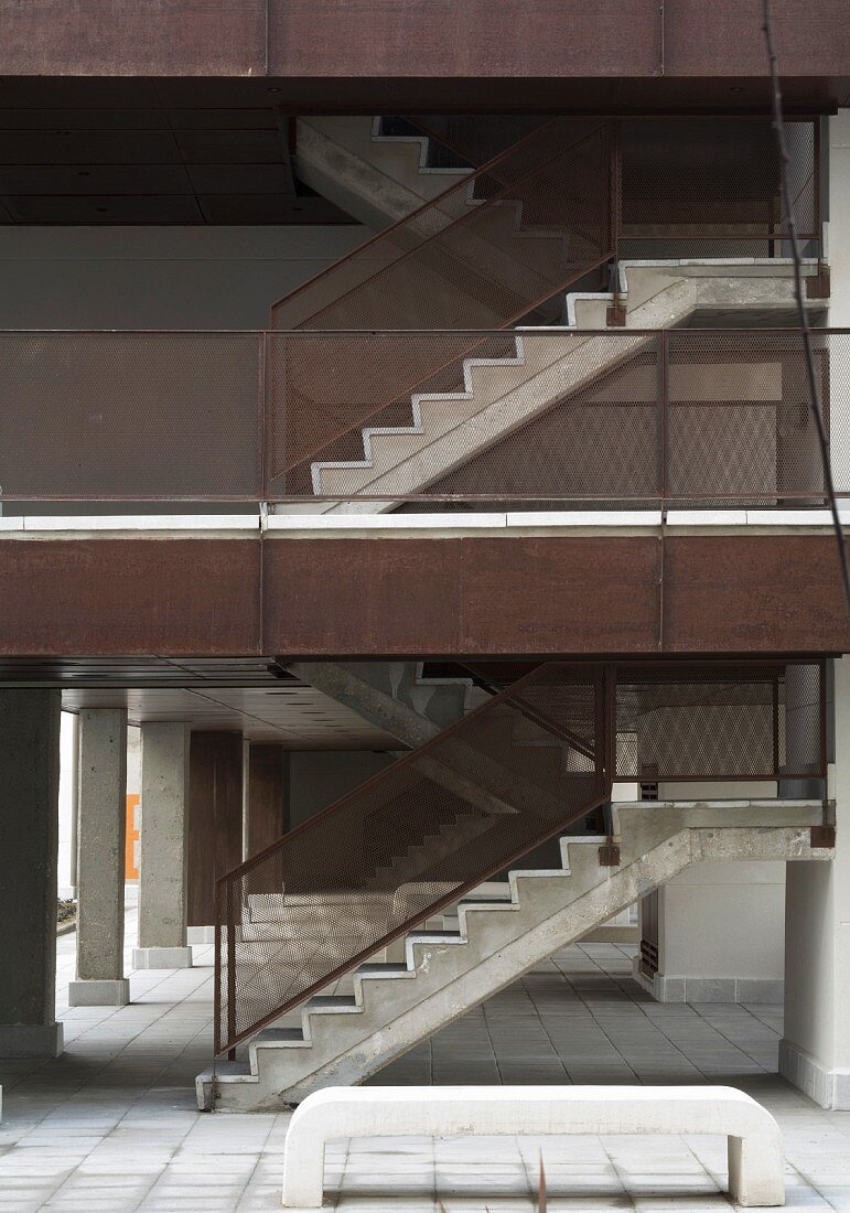 Treppenaufgang aus Beton und rostigem Stahl