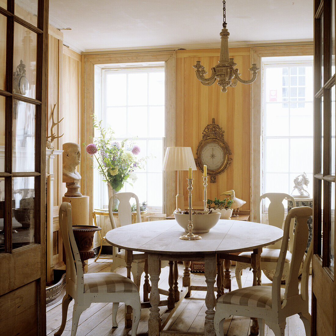 Dining room with round table, vintage chairs and pendant light