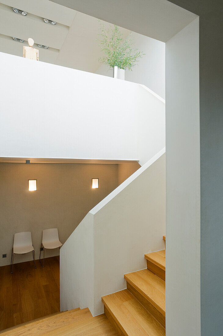 Holztreppe in einem modernen Haus