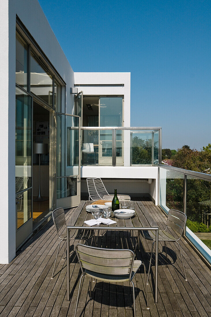 Balkon mit Esstisch und Stühlen an einem modernen Haus