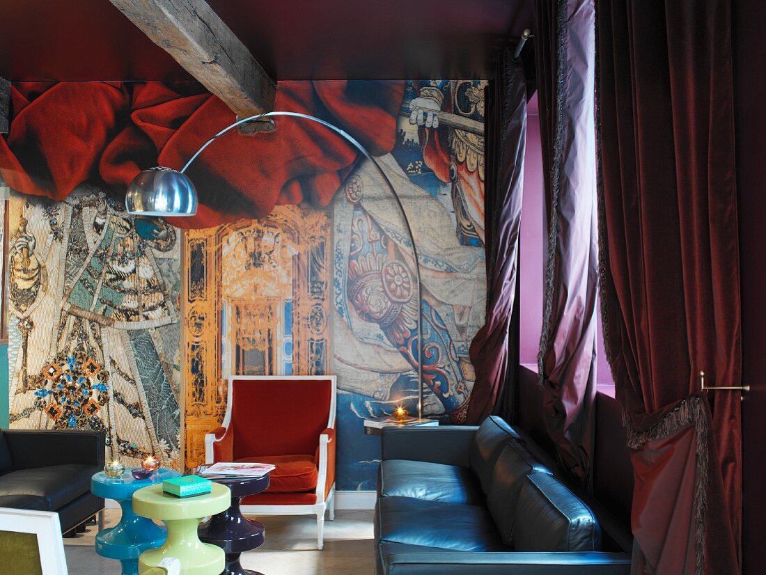 Theatralische Wohnzimmerdeko mit zeitgenössischer Bogenlampe zu Sitzecke im bunten Stilmix