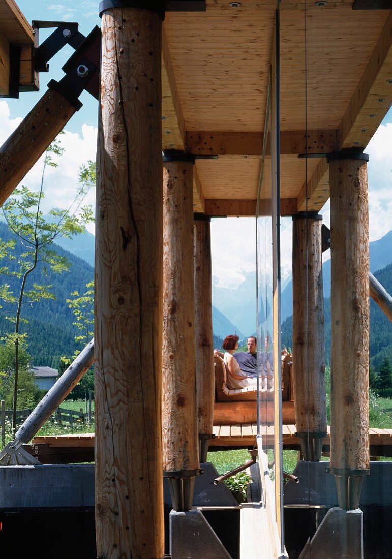 Holzsteg in Berglandschaft - aufwendige Konstruktion mit Baumstämmen und Stahlverbindungen