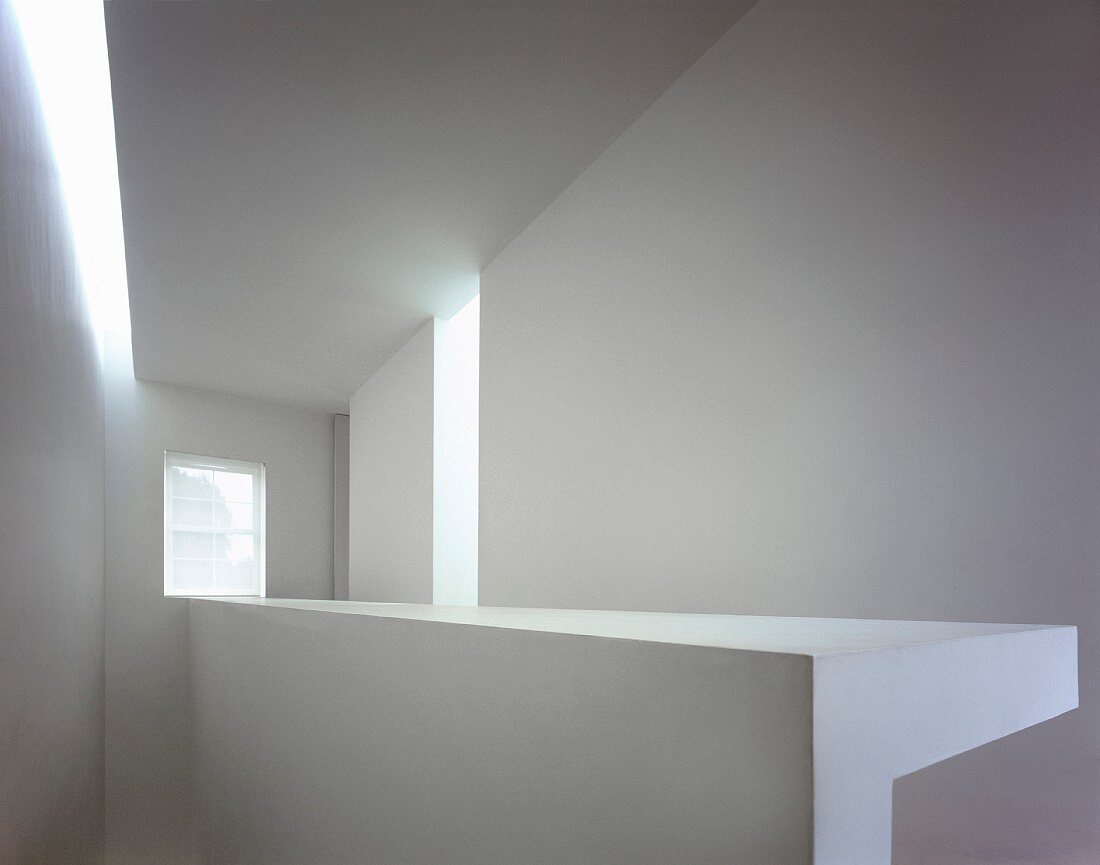 weiße Arbeitsfläche im Obergeschoss