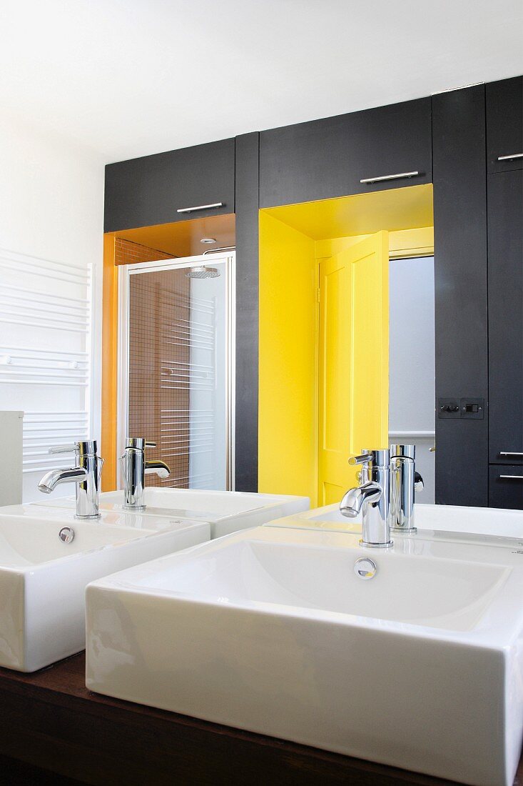 Bad mit Waschtischen & gelben Nischen für Dusche & Tür