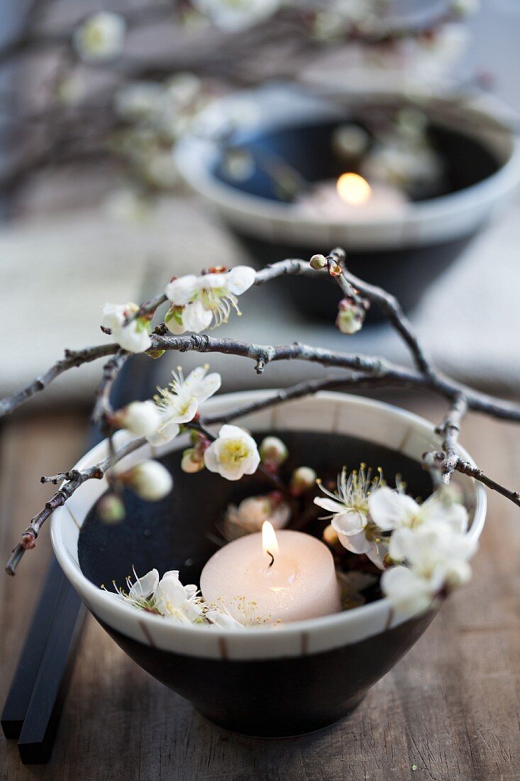 Schale mit Kerze und Pflaumenblüten