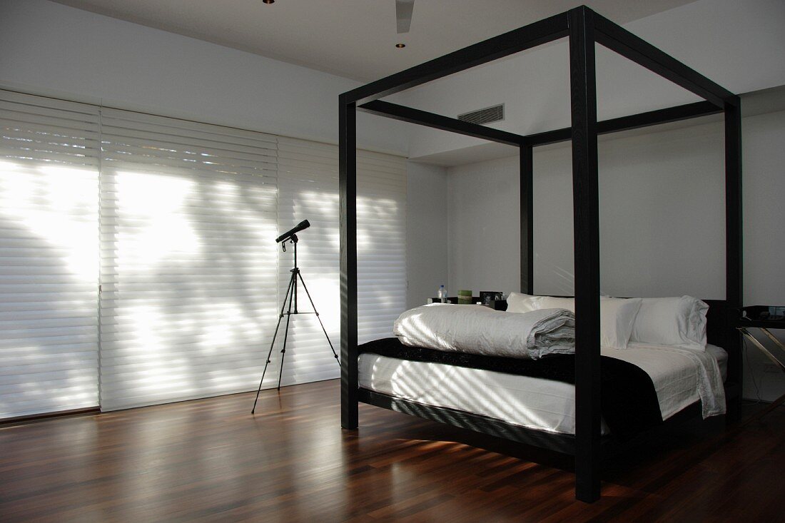 Schlafzimmer mit Himmelbett