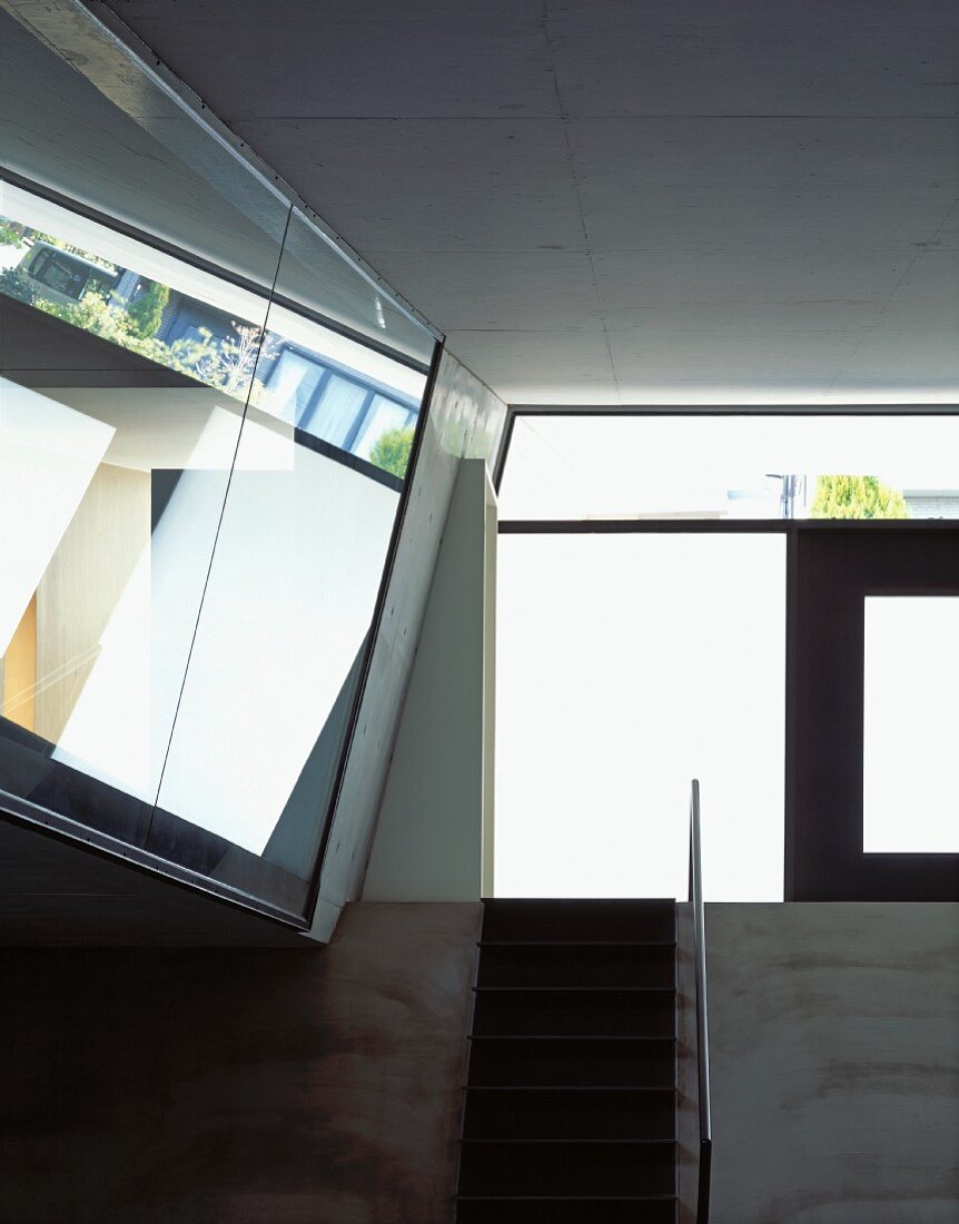 Galerie mit Glasfassade in einem futuristischen Wohnhaus