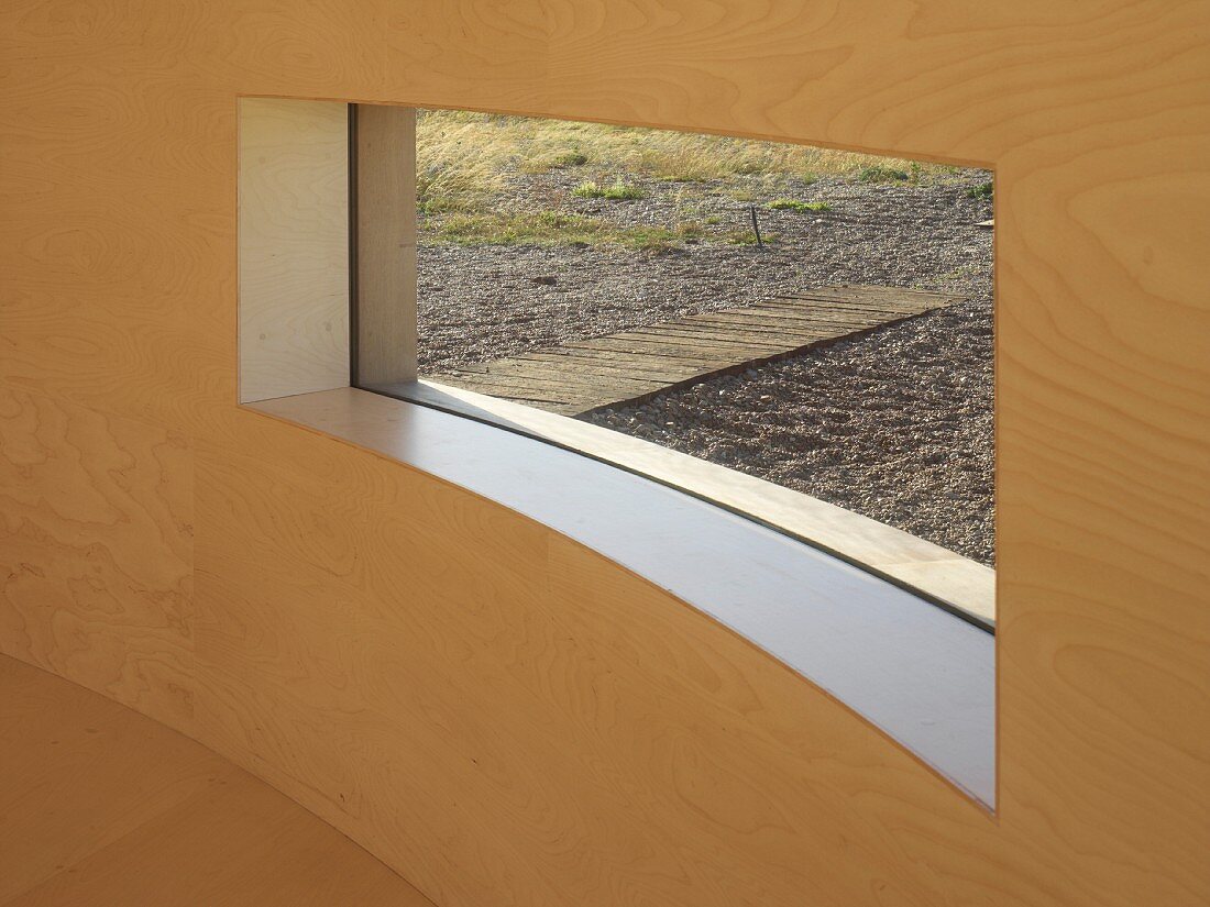 Fensterausschnitt in gebogener Wand aus Holz