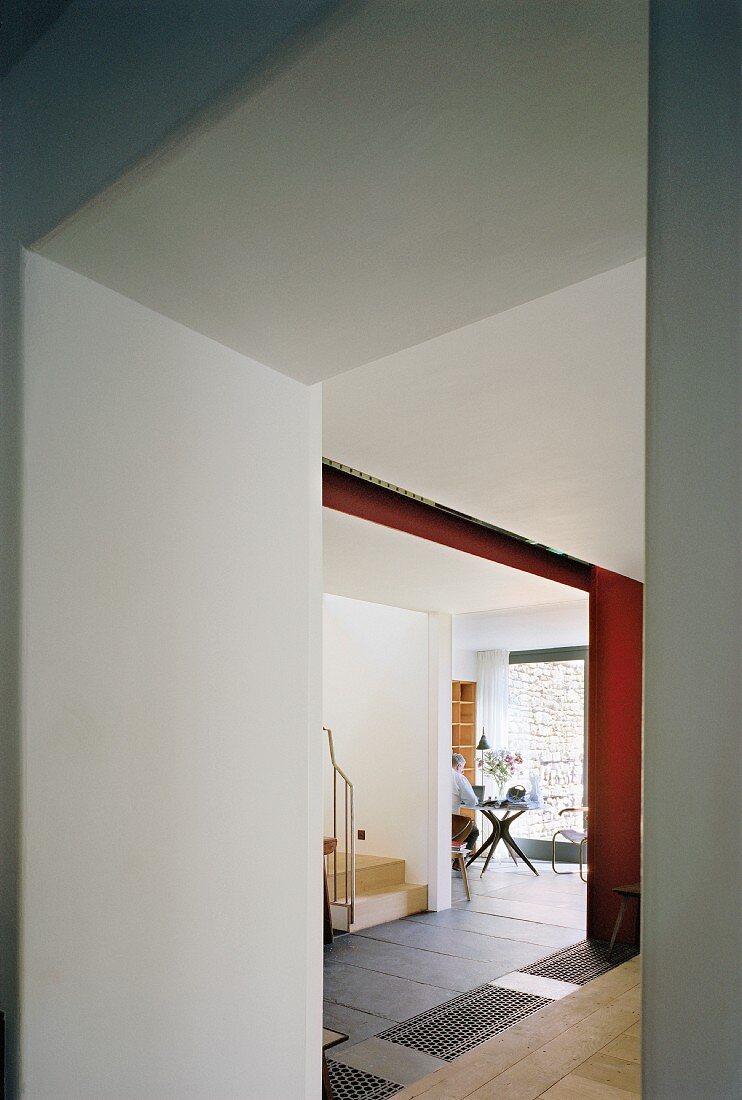 Blick durch das Treppenhaus in ein Arbeitszimmer