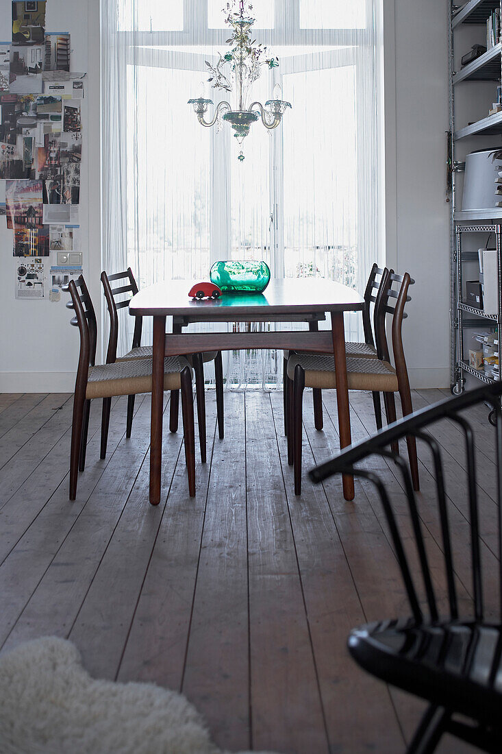 Esszimmer mit Holzboden, Holztisch und Stühlen