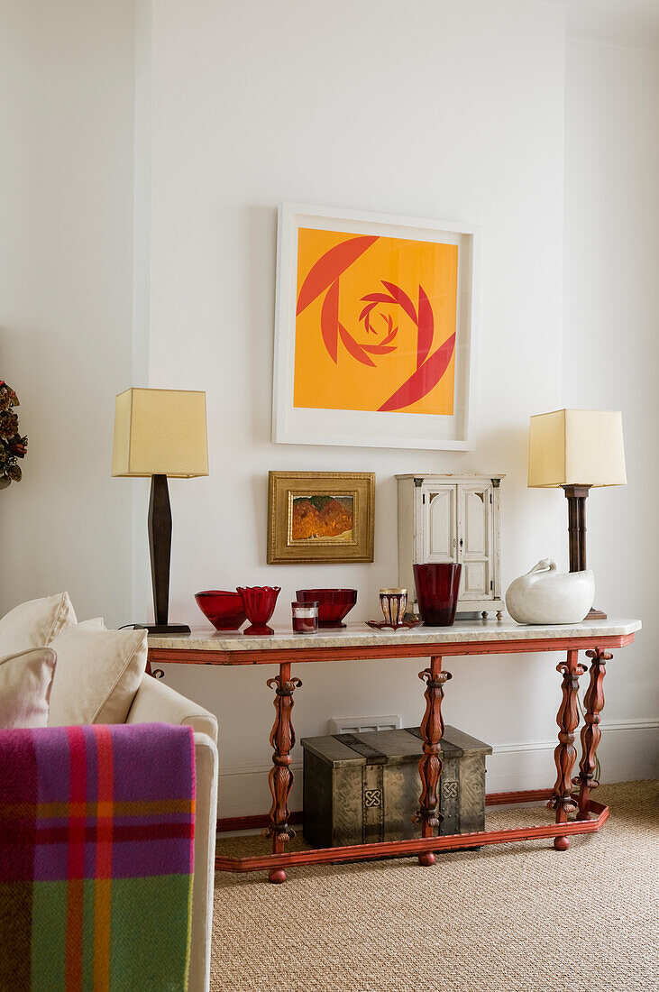 Sideboard im klassischen Stil mit Gemälde und Tischlampen