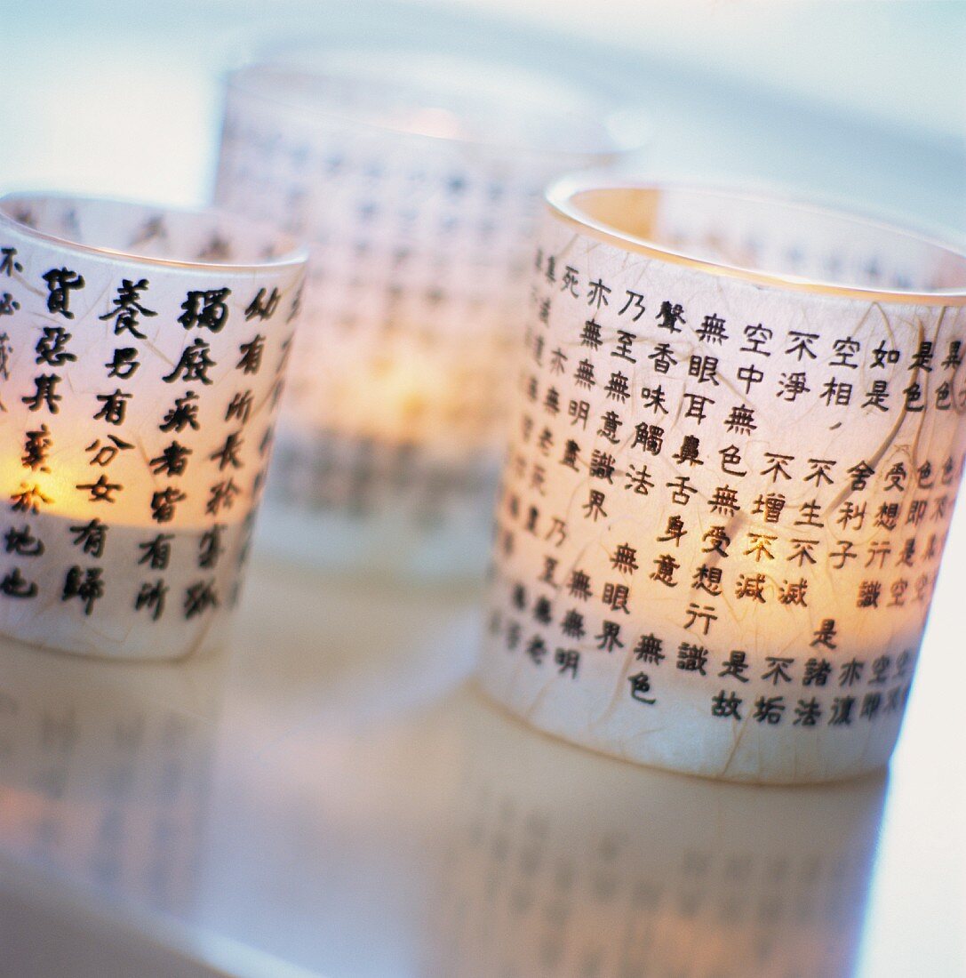 Papierlaternen mit asiatischen Schriftzeichen
