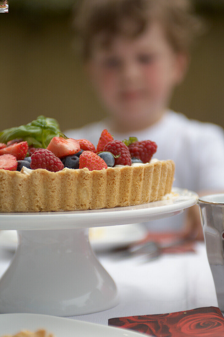 Berry tart with fresh mint