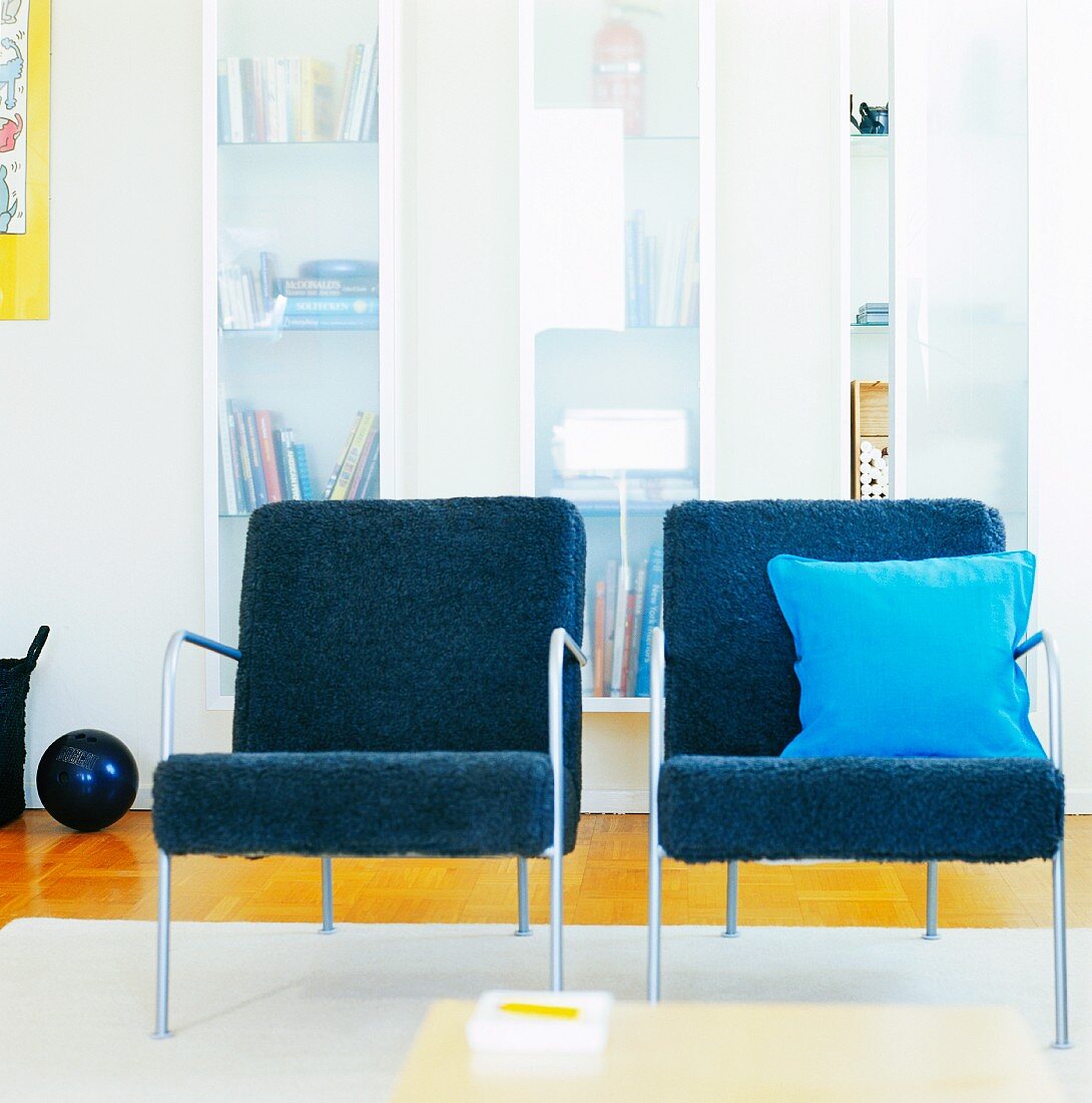 Zwei blaue gepolsterte Stühle in einem Wohnzimmer