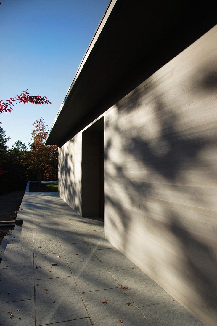 Schattenspiel auf weisser Fassade eines modernen Wohnhauses