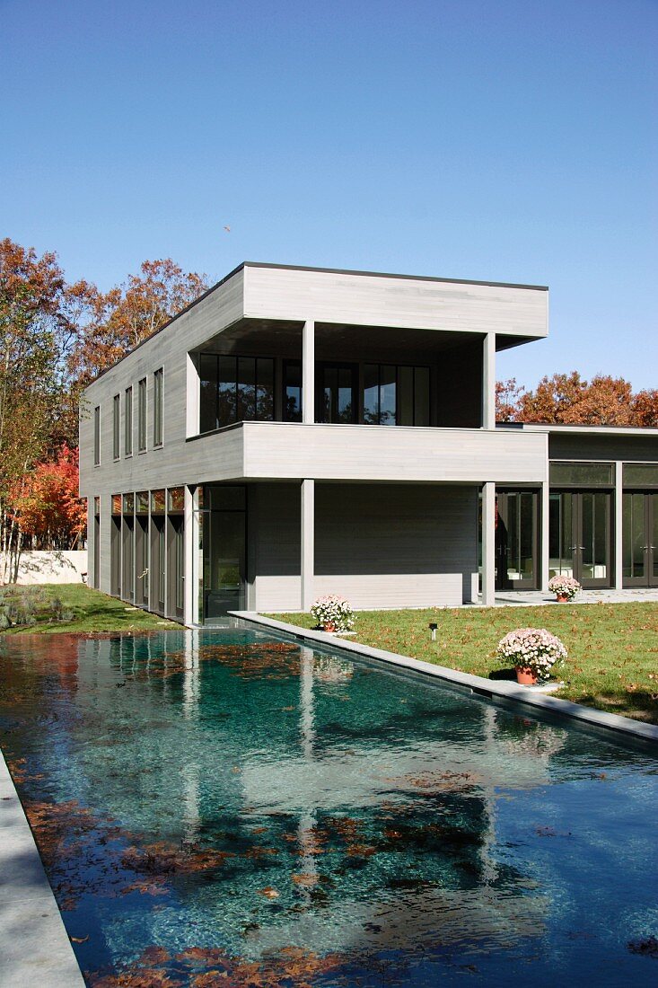 Moderne Villa mit Pool im Garten