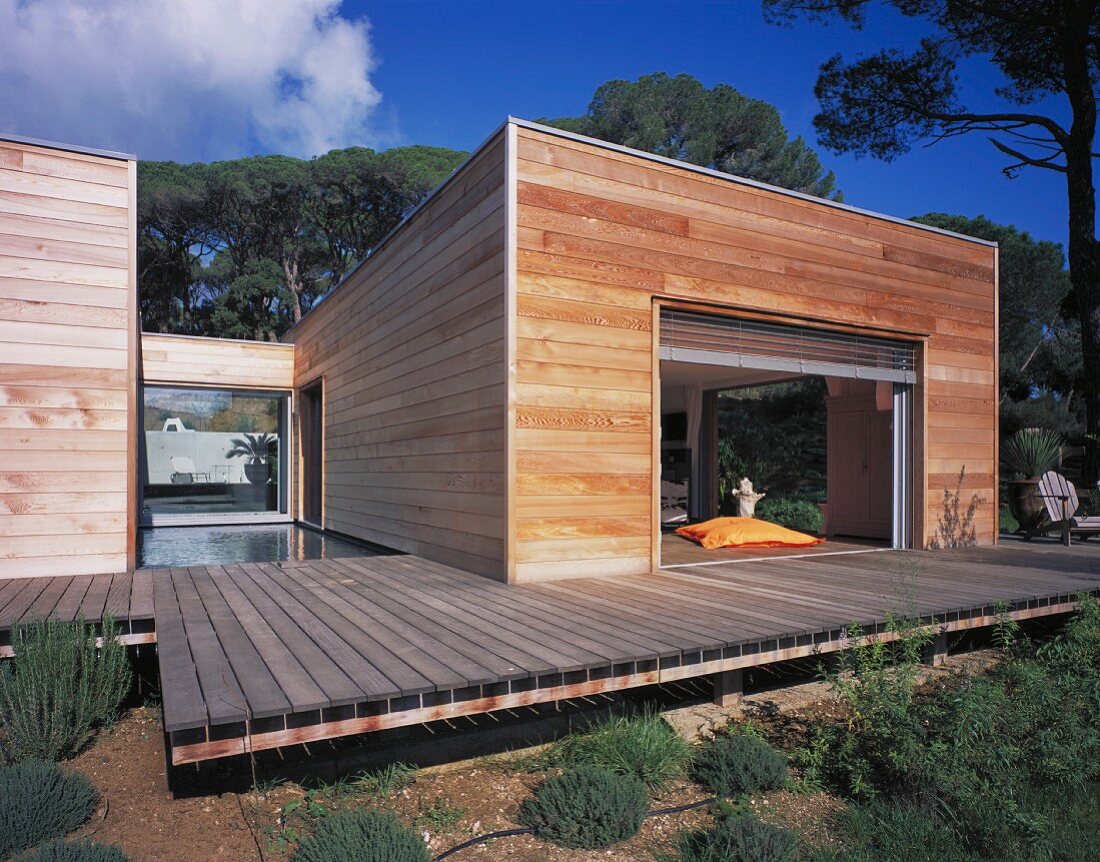 Modernes Flachdachhaus aus Holz mit Terrasse
