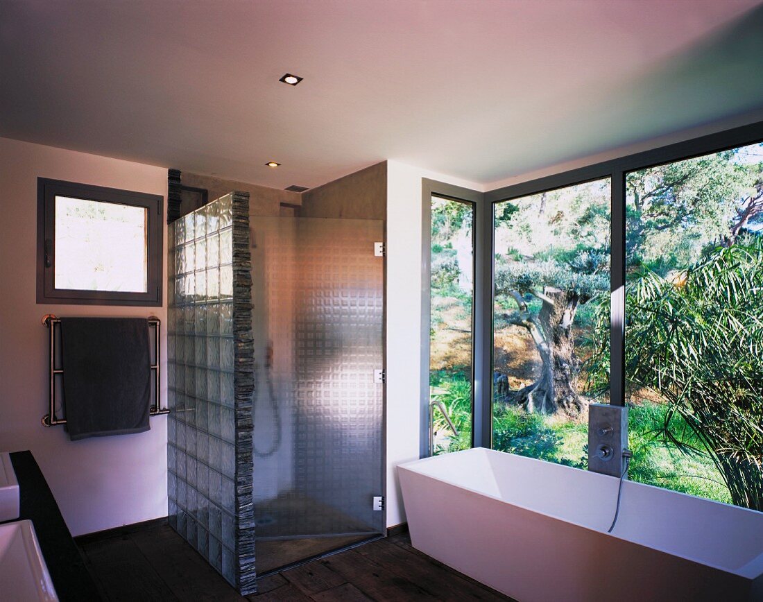 Badezimmer mit grosser Glasfront zum Garten