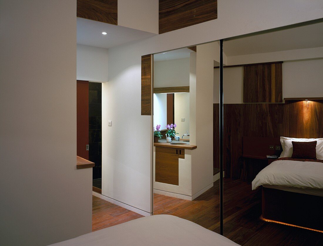 Fitted bedroom wardrobe with mirrored, sliding doors