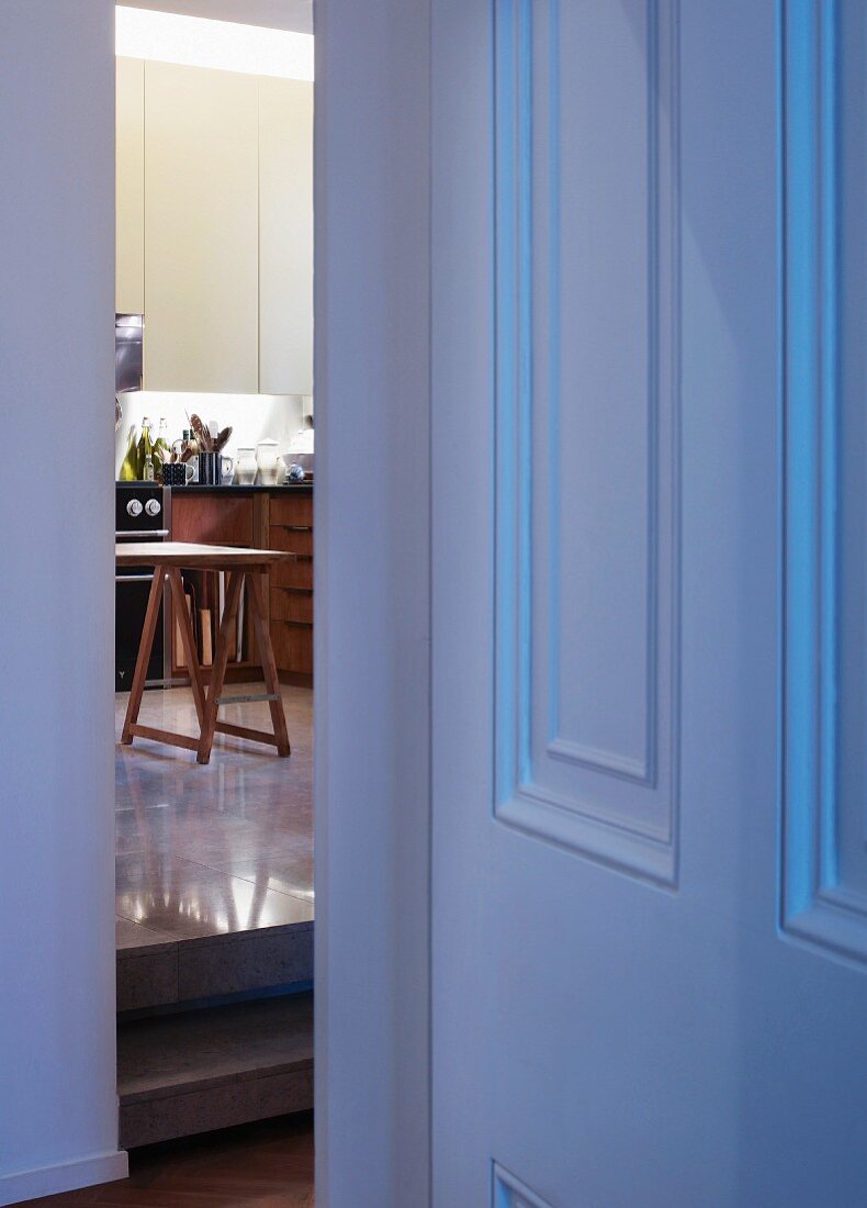 Vorraum mit offenem Durchgang und Blick in die Küche