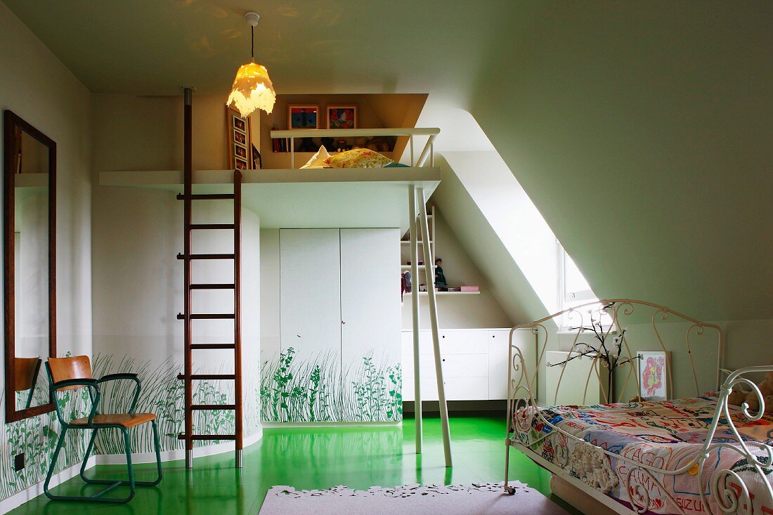 Bett mit nostalgischem Metallgestell und Leiter vor Galerie im Kinderzimmer