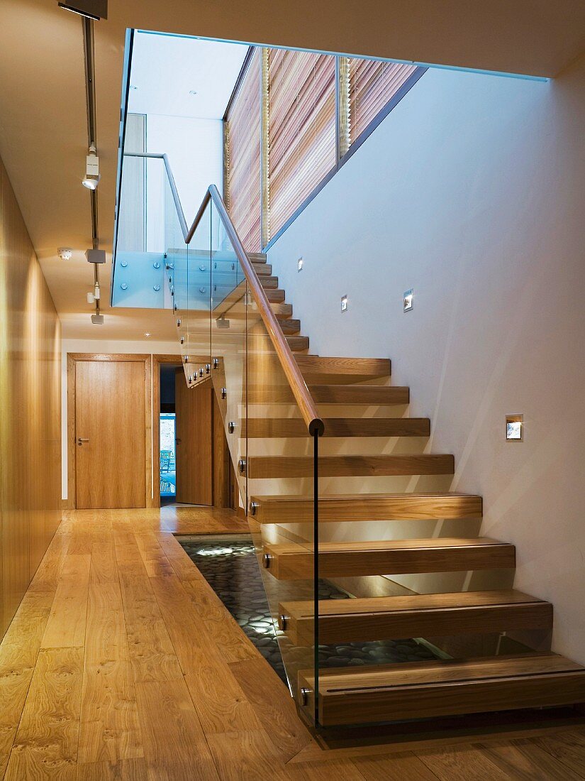 Treppenaufgang mit Glasgeländer