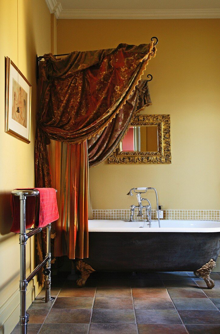 Baldachin über der Badewanne im Badezimmer eines englischen Herrenhauses