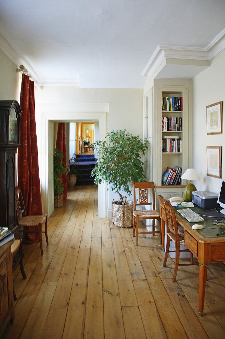 Arbeitszimmer mit modernen Geräten in einem englischen Herrenhaus