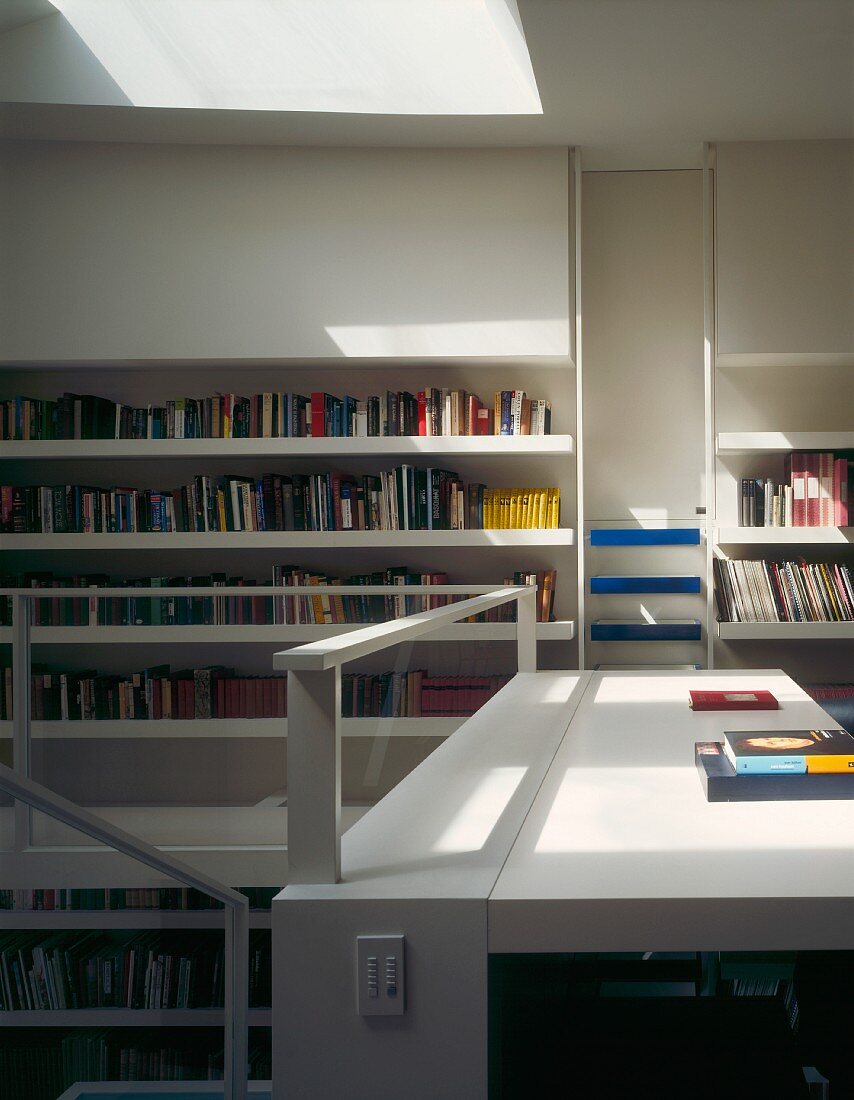 Eine private Bibliothek mit Schreibtisch
