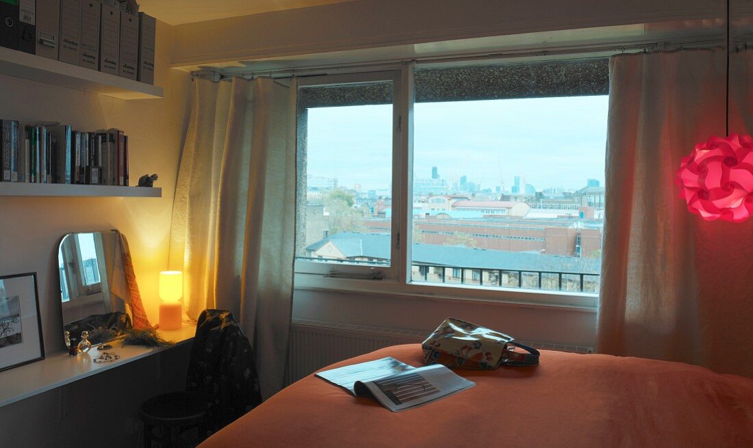 Ein Schlafzimmer mit Blick auf London