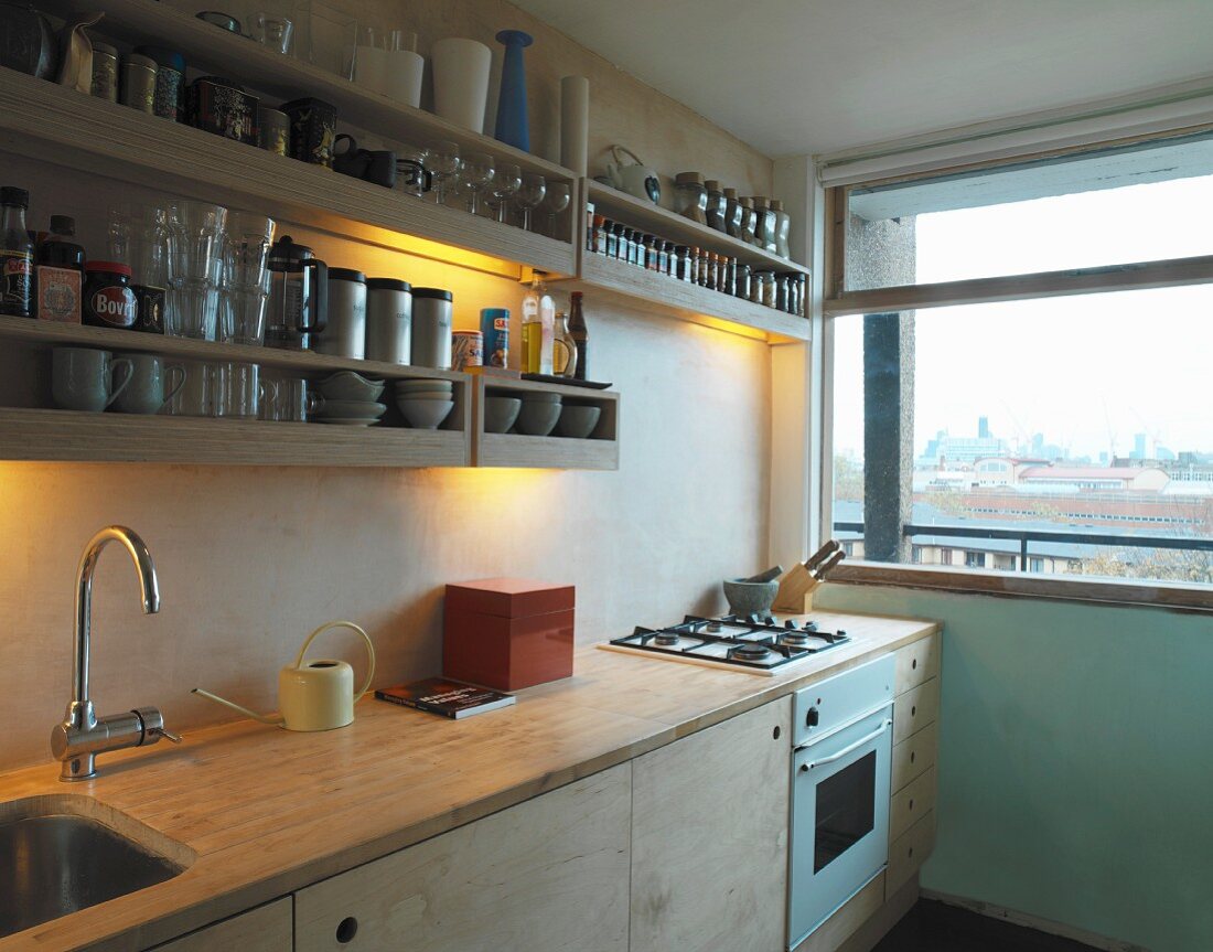 Eine Küche mit offenen Regalen und mit Fenster