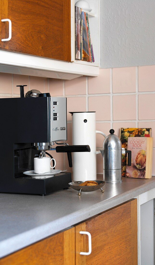 Eine Espressomaschine in einer Küche