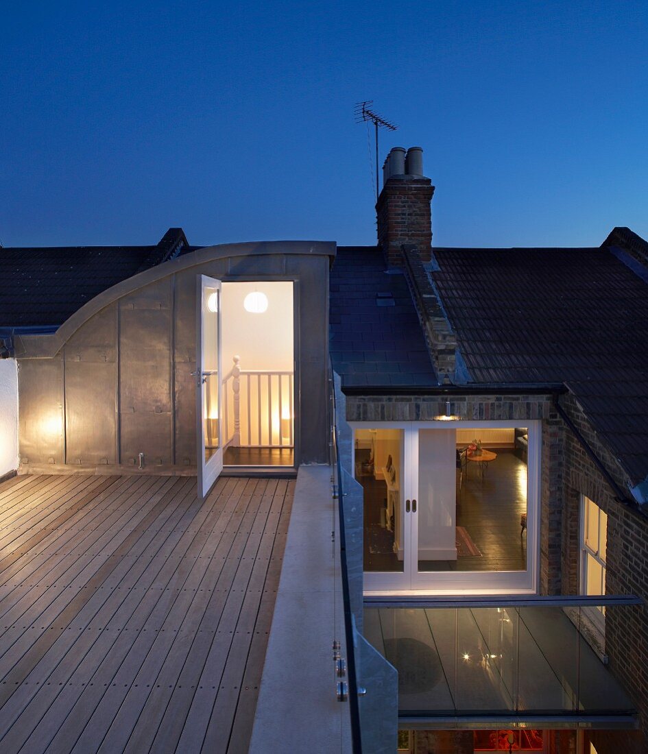 Abendhimmel über modernem Anbau an Londoner Altbauwohnung mit Dachterrassen