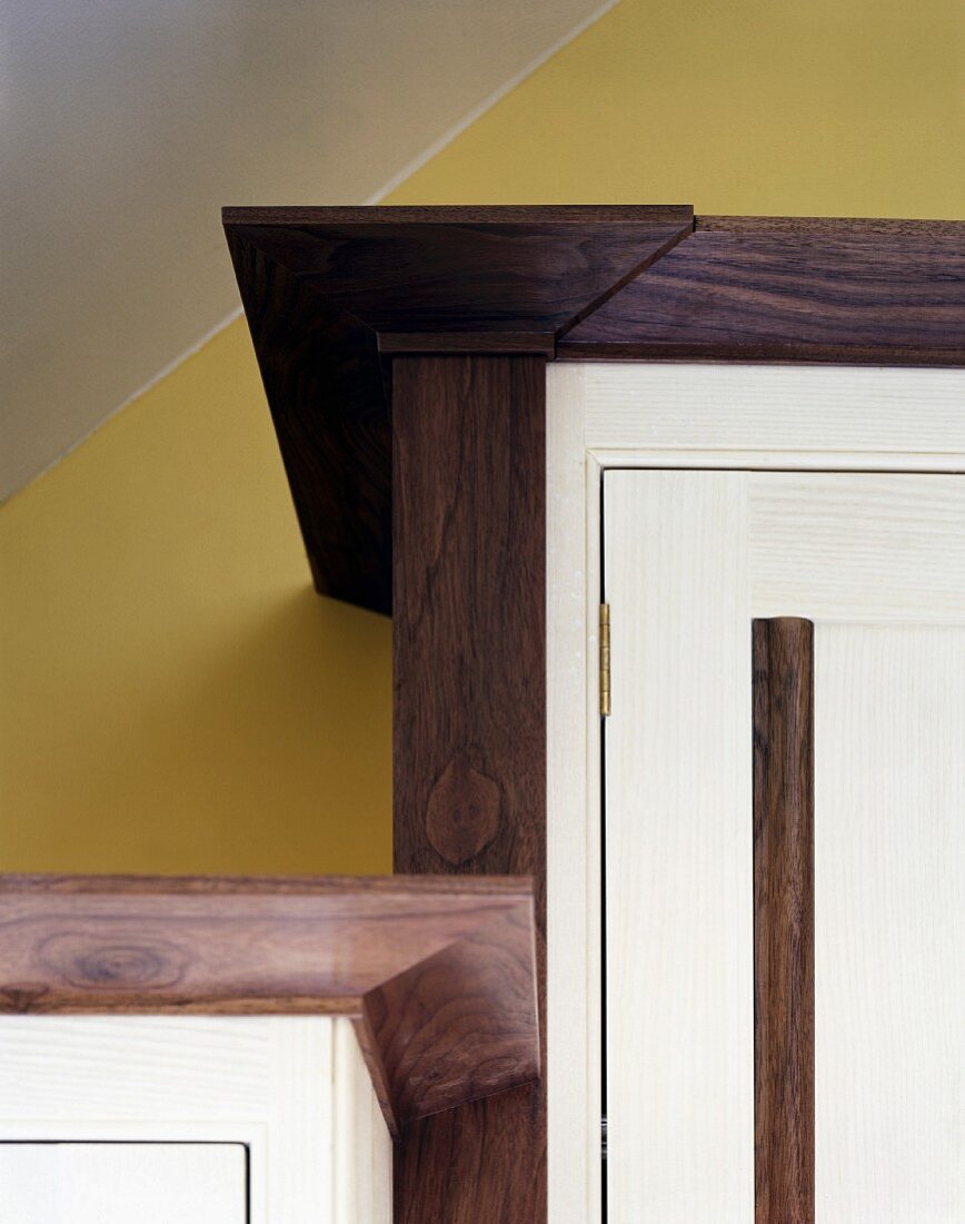 Küchenschränke aus Holz mit weiss lasierten Fronten und dunklen Rahmen
