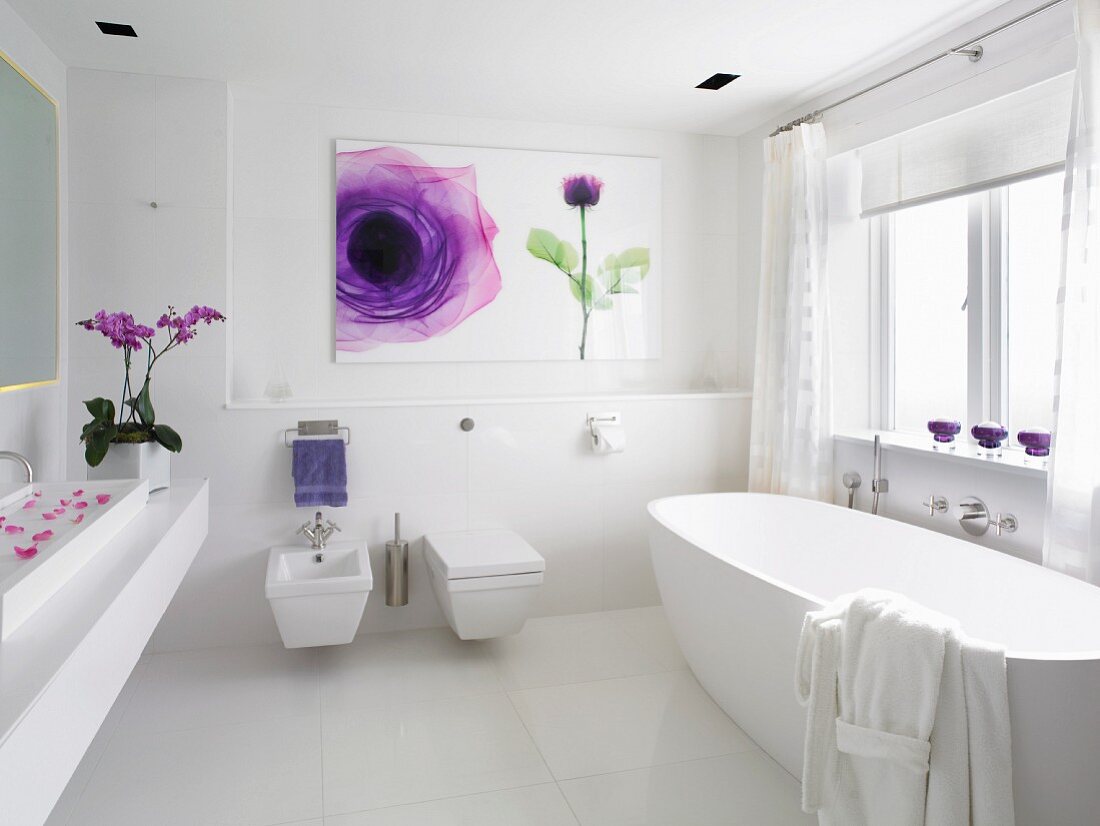 Weisses Designer Bad und modernes Bild mit Blumenmotiv an Wand