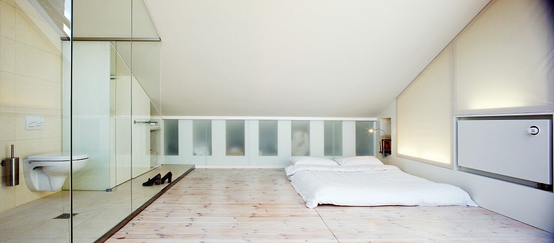 Minimalistisches Schlafzimmer mit verglastem Bad ensuite unter Dach