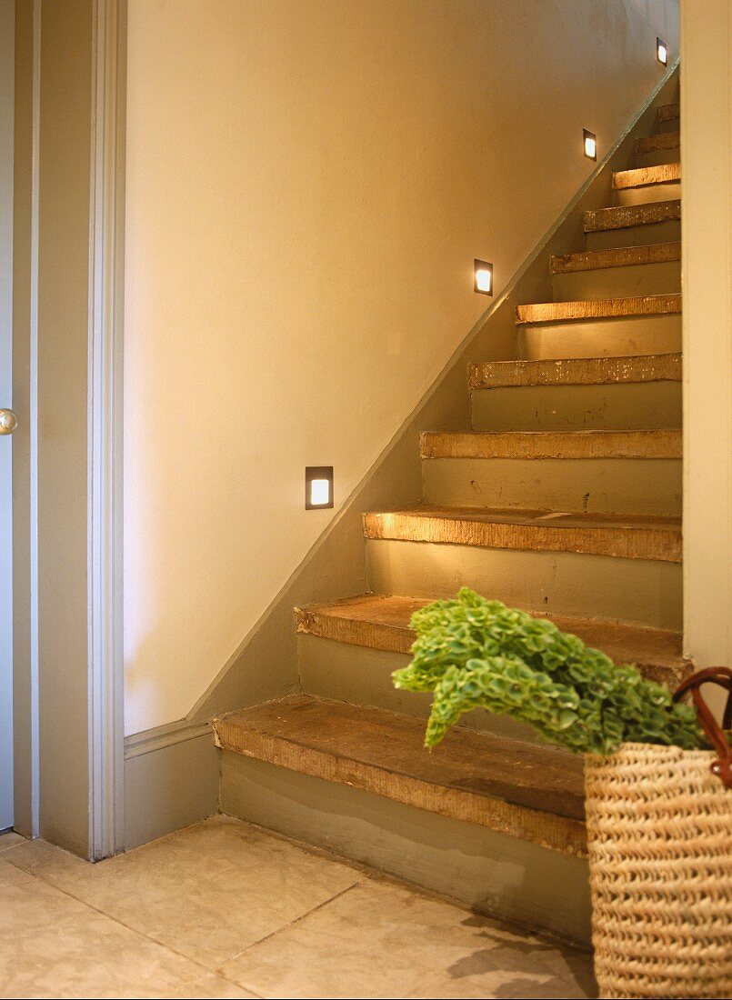 Treppe mit Steinstufen und Treppenlicht