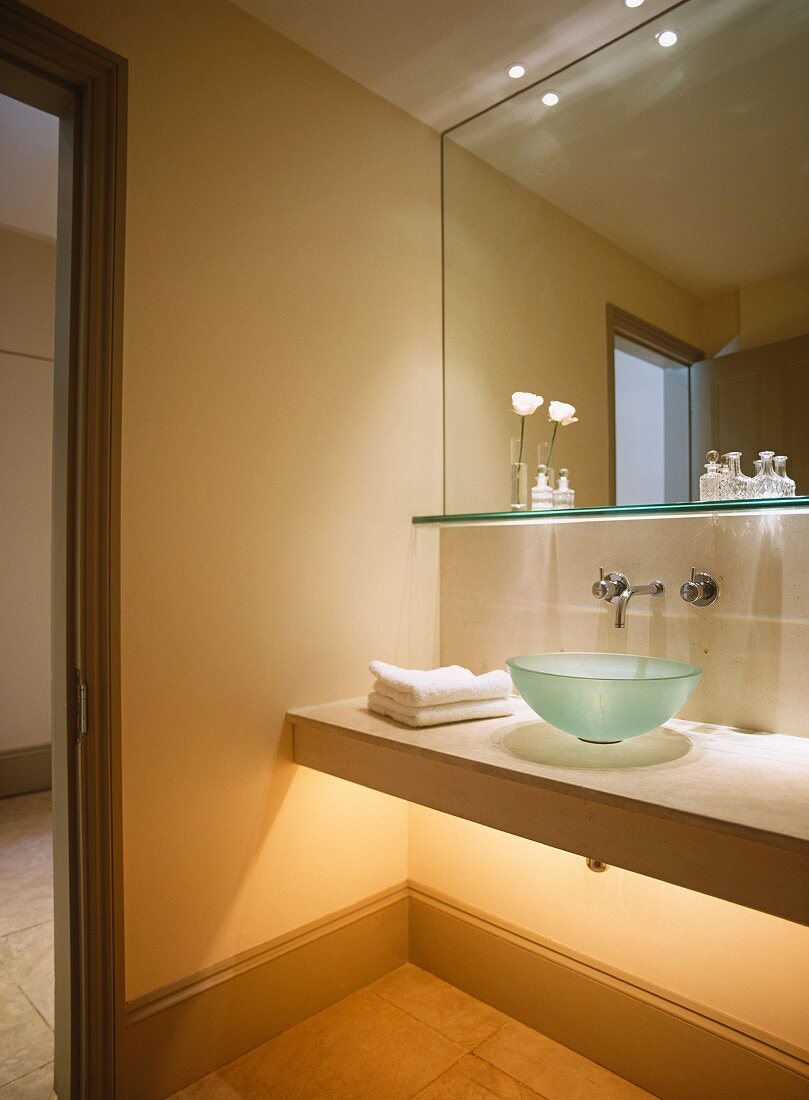 Modernes Badezimmer mit großem Spiegel und Glaswaschbecken