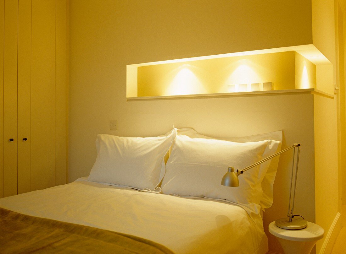 Modernes Schlafzimmer mit Doppelbett und indirekter Beleuchtung