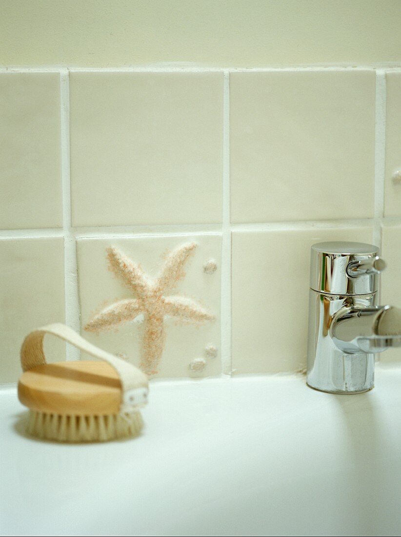 Detail eines Badezimmers mit Seestern und Körperbürste