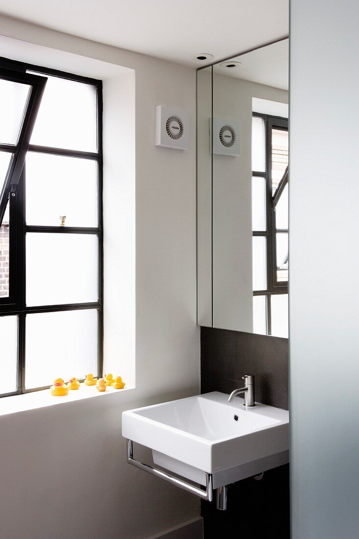 Spiegel über Designer Waschbecken in Nische mit Fenster