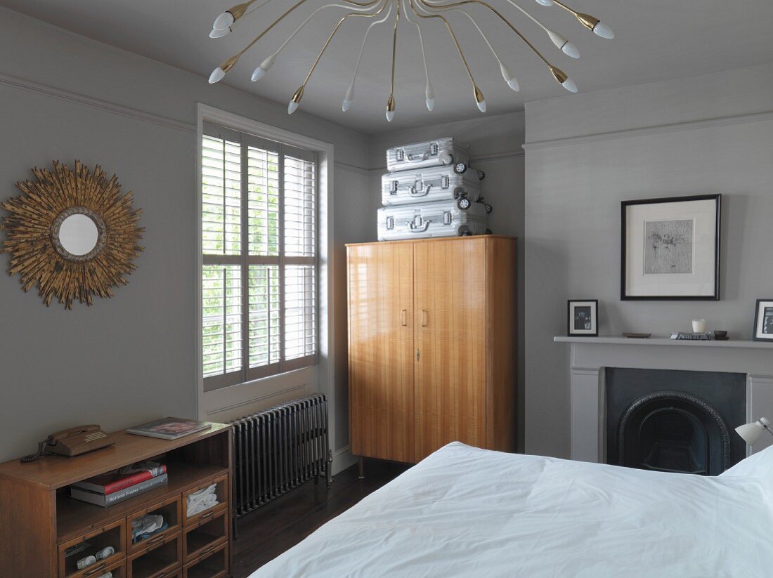 Bedroom with 50s-style chandelier