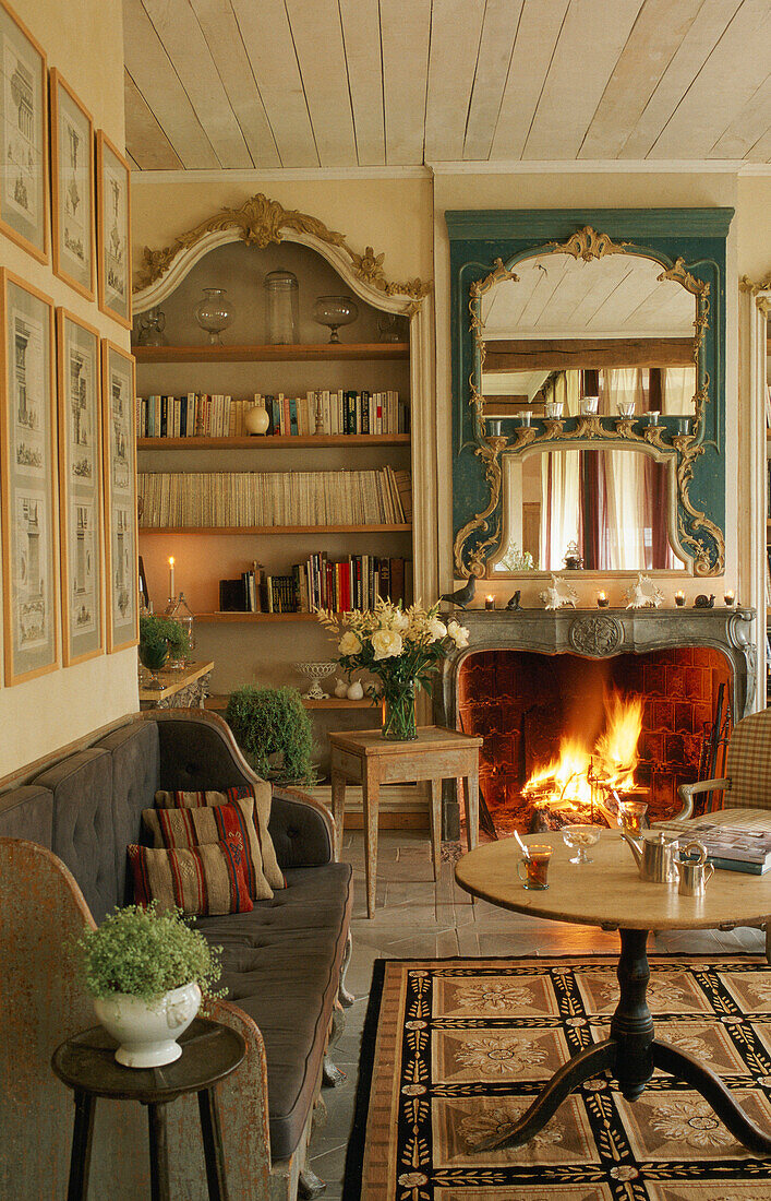 Wohnzimmer im Landhausstil mit offenem Kamin und Holzmöbeln