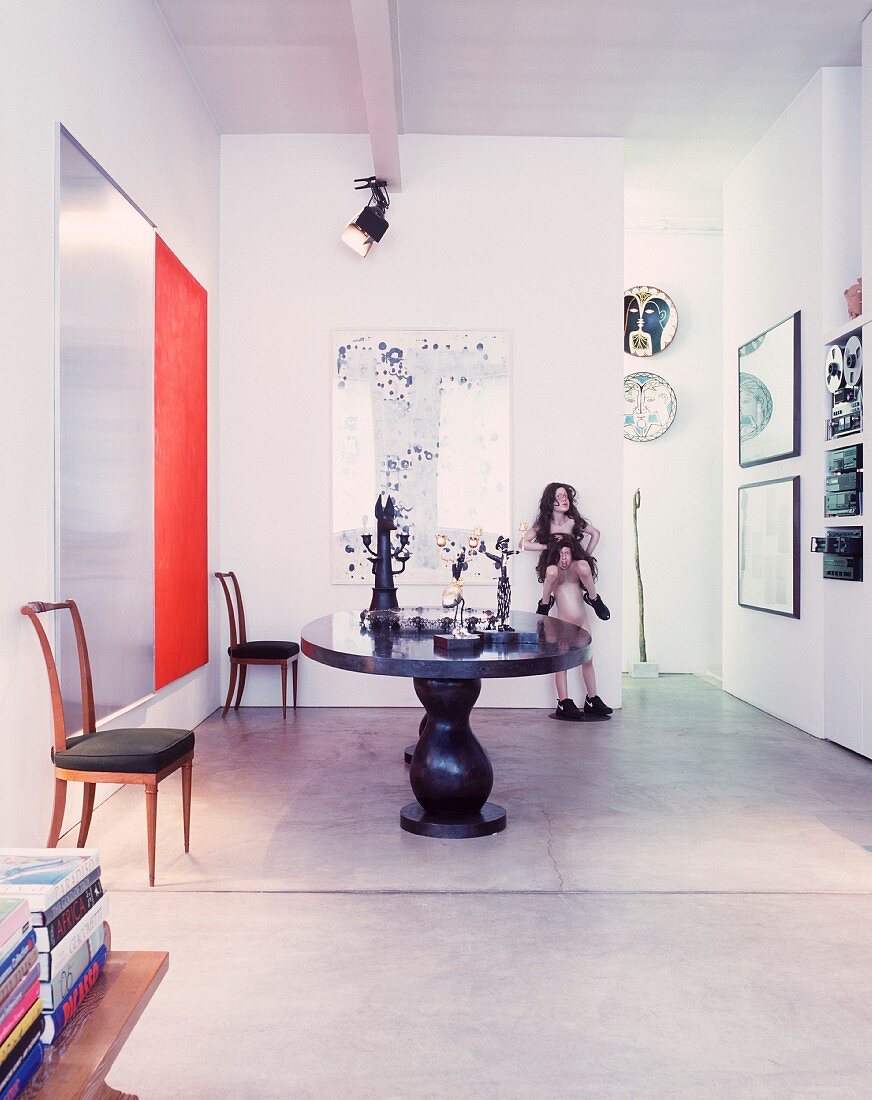 Moderne Bilder und Kunstobjekte um Tisch im Vorraum