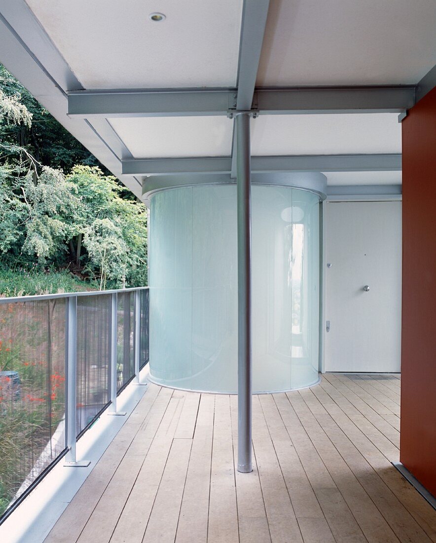 Zylinderförmiger Einbau aus Glas auf Terrasse eines zeitgenössischen Hauses