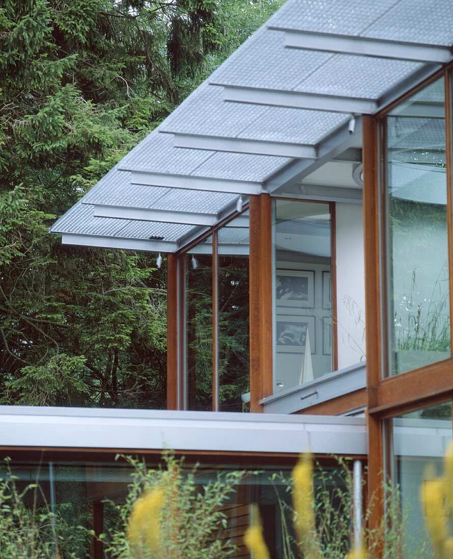 Zeitgenössisches Haus mit Holzglasfassade